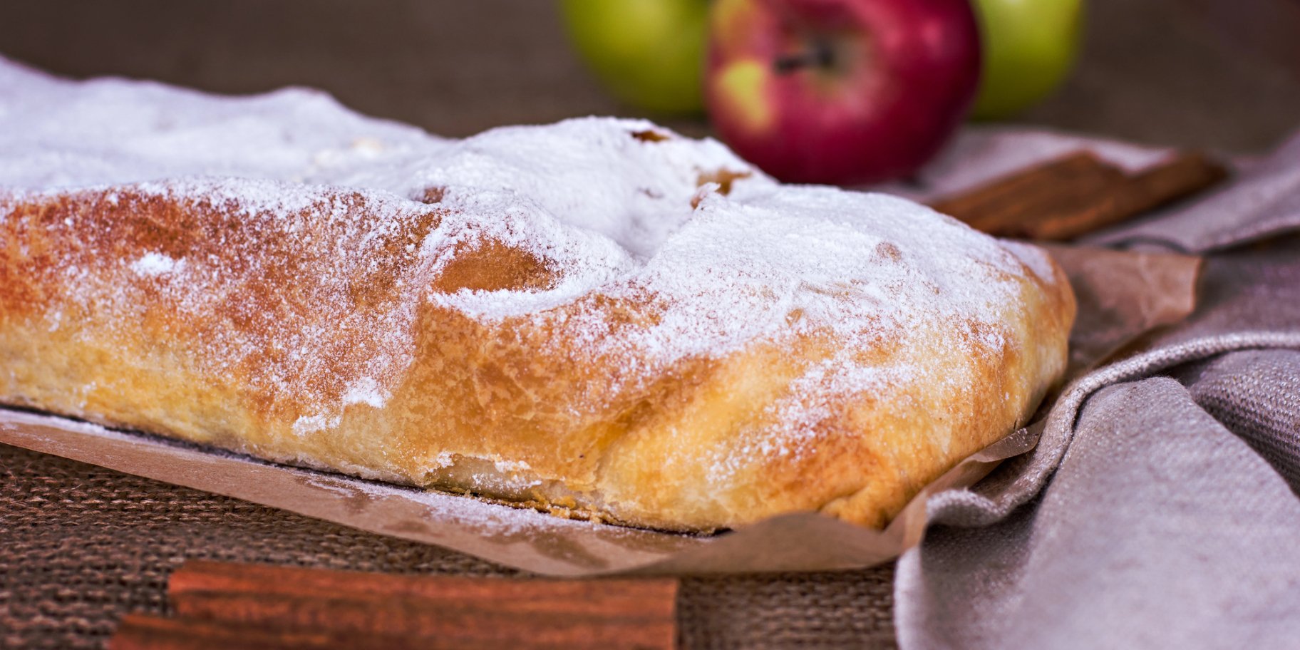 Швидкий яблучний рулет