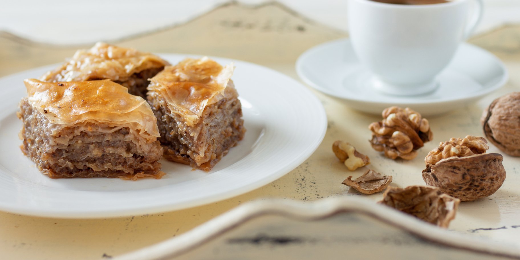 Медовая пахлава с орехами