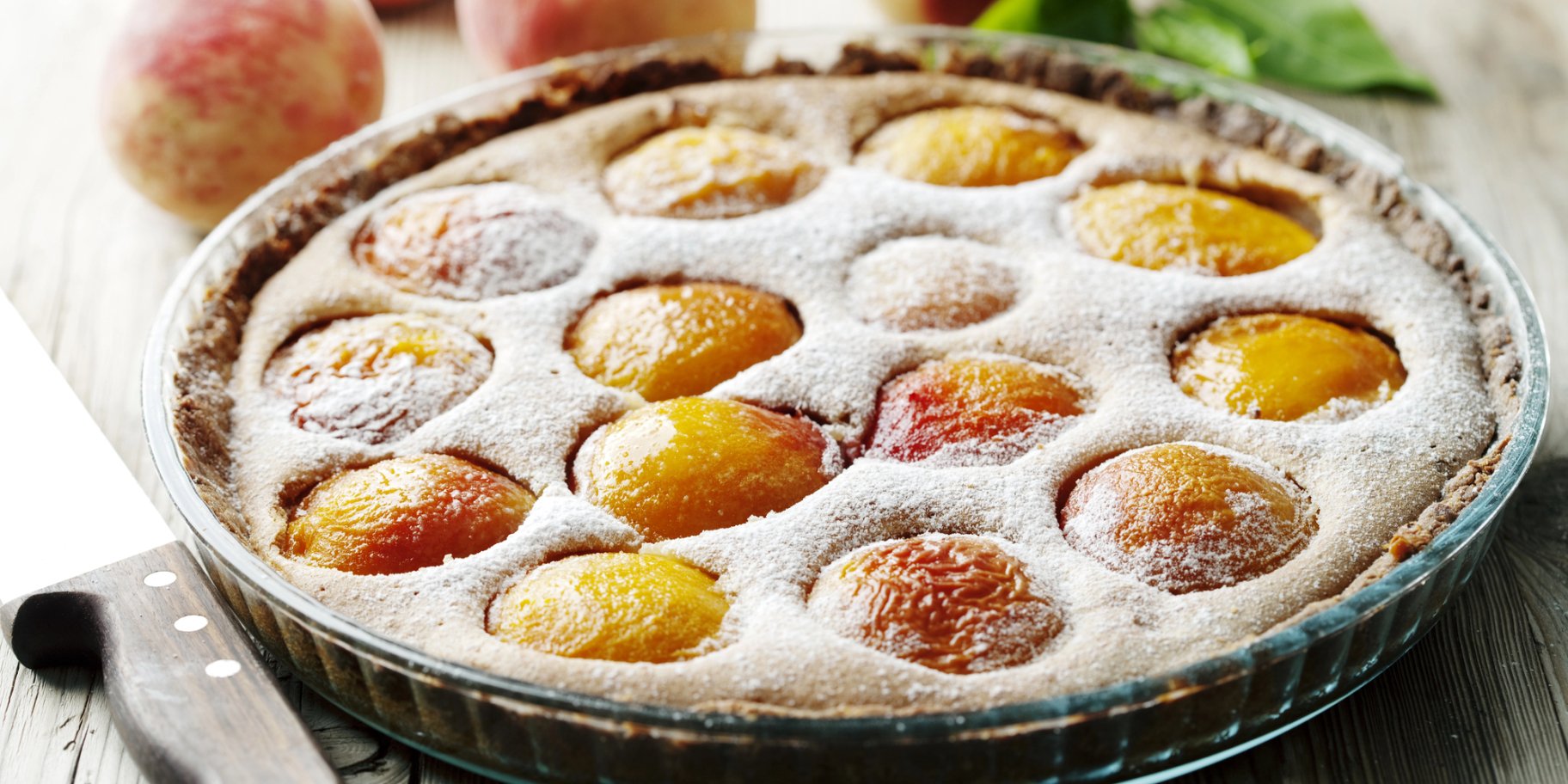 Перевернутий пиріг із матчею та персиками