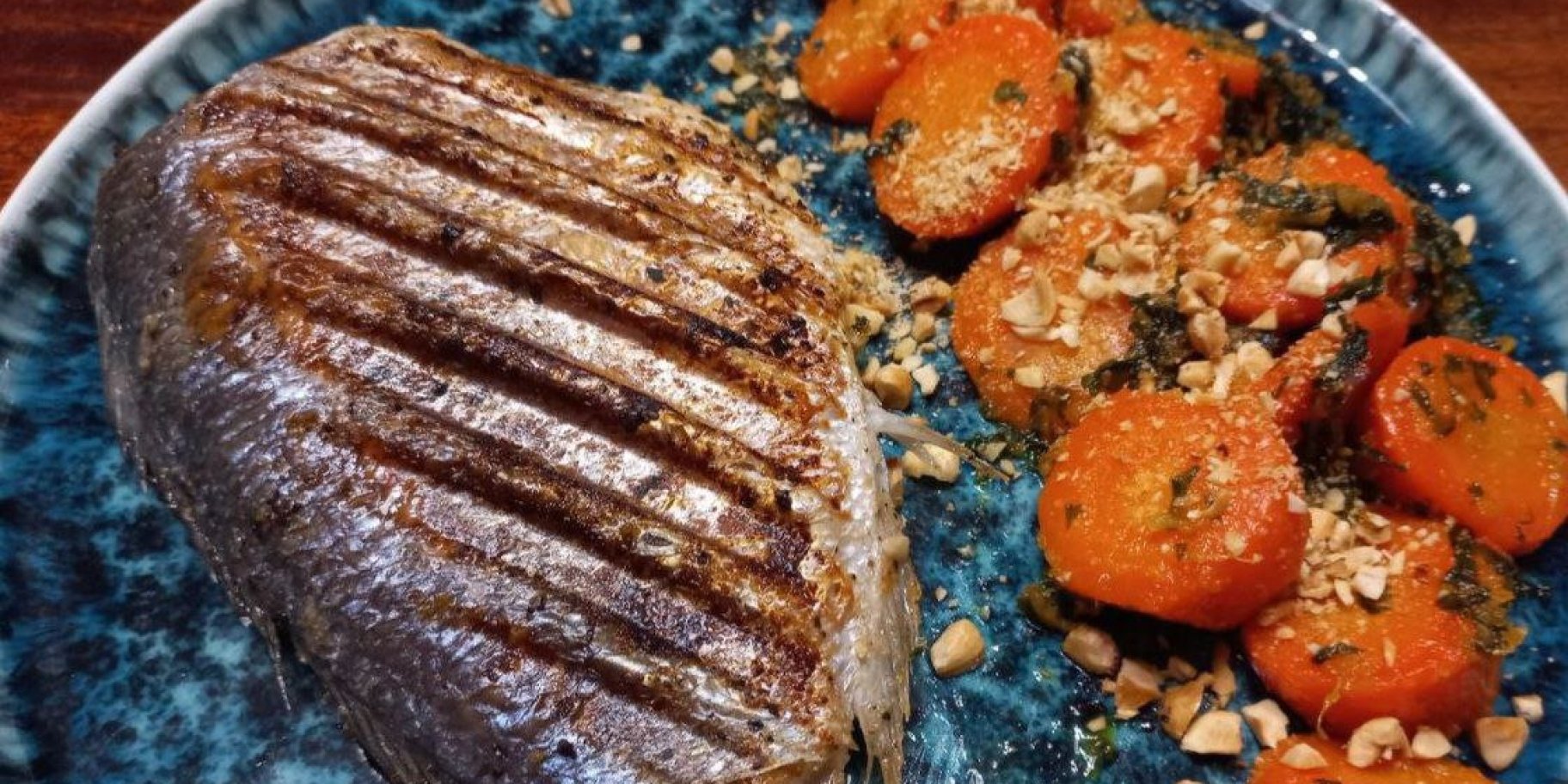 Дорадо на грилі з морквяним гарніром