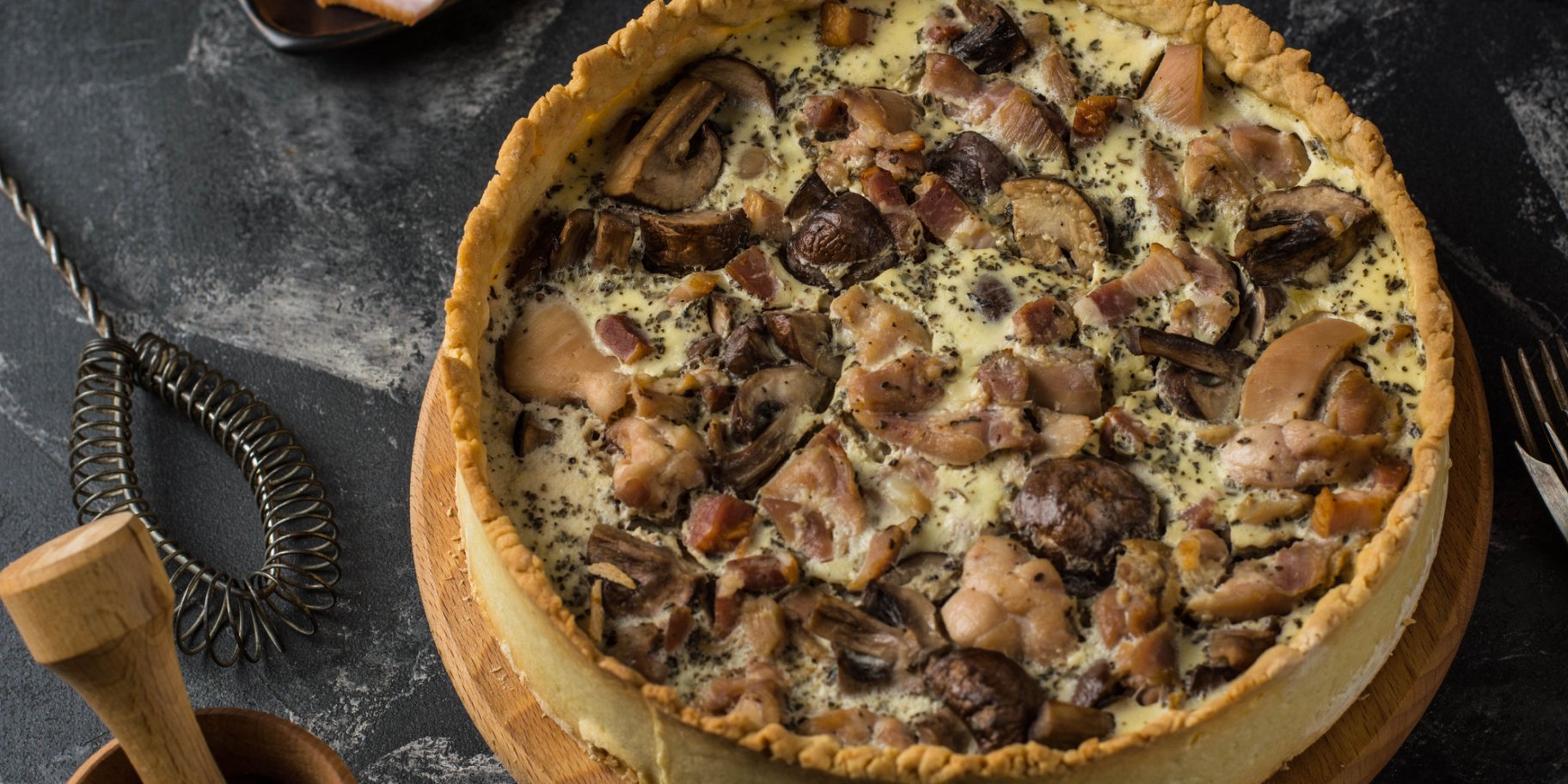 Кіш з цибулею та грибами