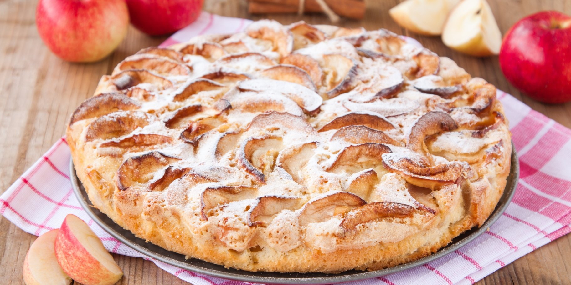 Пирог с яблоками на молоке