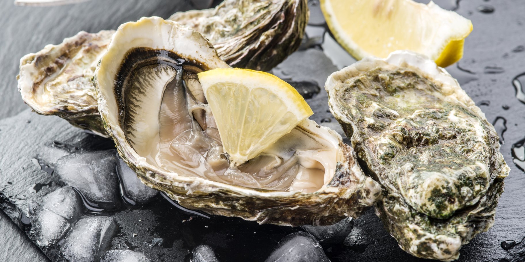 Девушка во время свидания нашла редкую жемчужину в моллюске (фото)