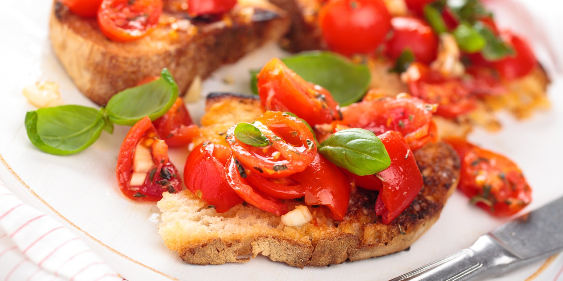 Тост із томатно-часниковим пюре