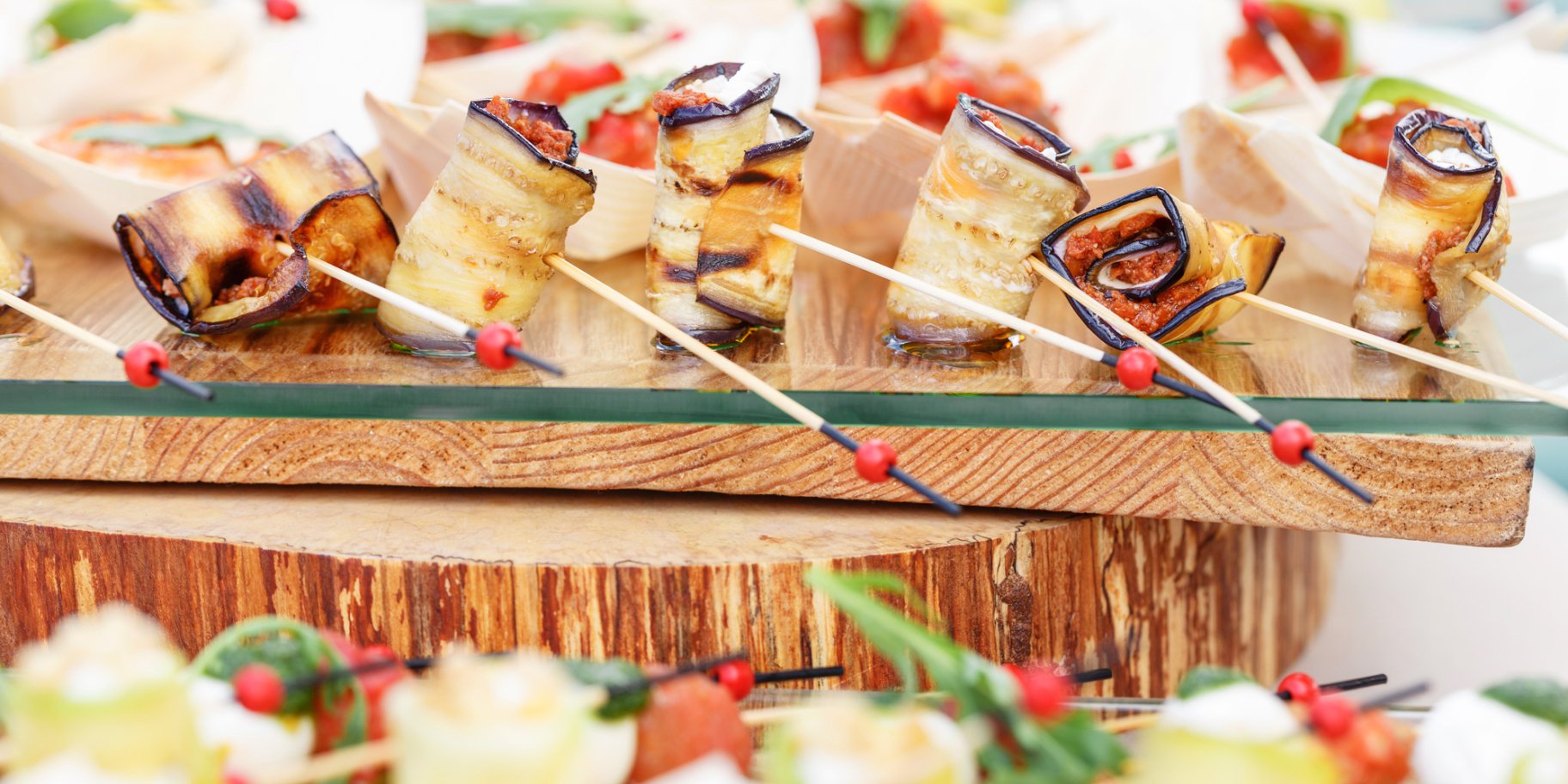 Канапе з баклажанів і помідорів на шпажках