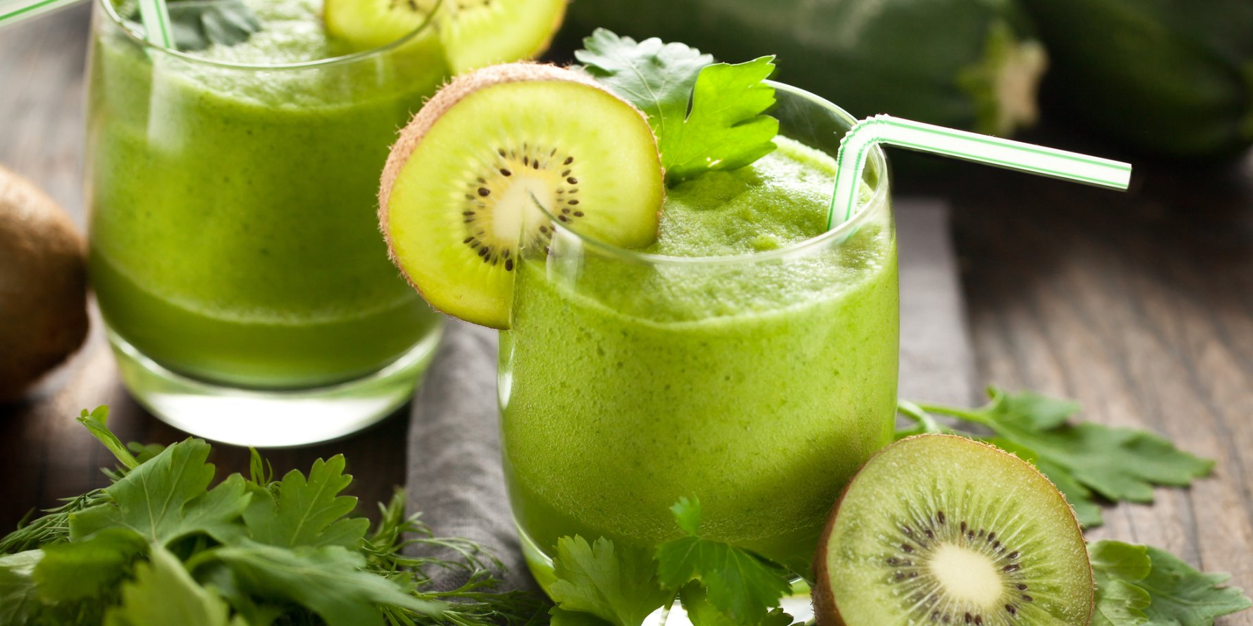 Зеленый смузи с яблоком, киви и грушей