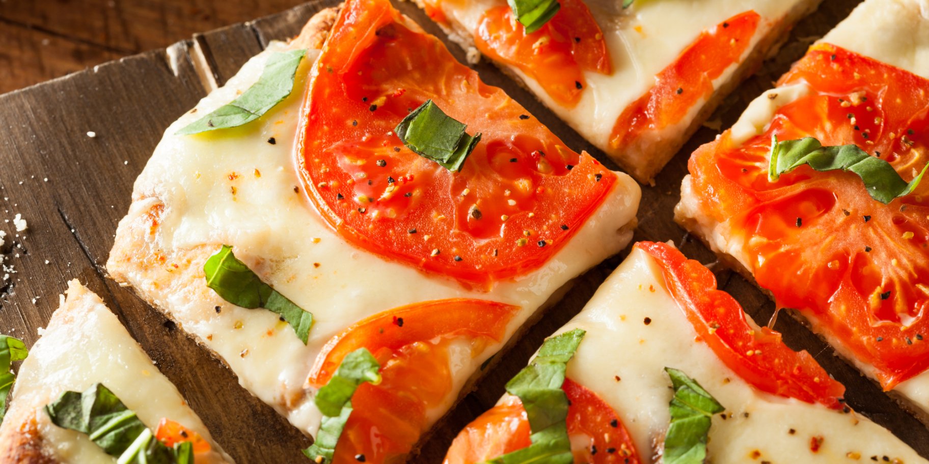 Булочки из слоеного теста с песто