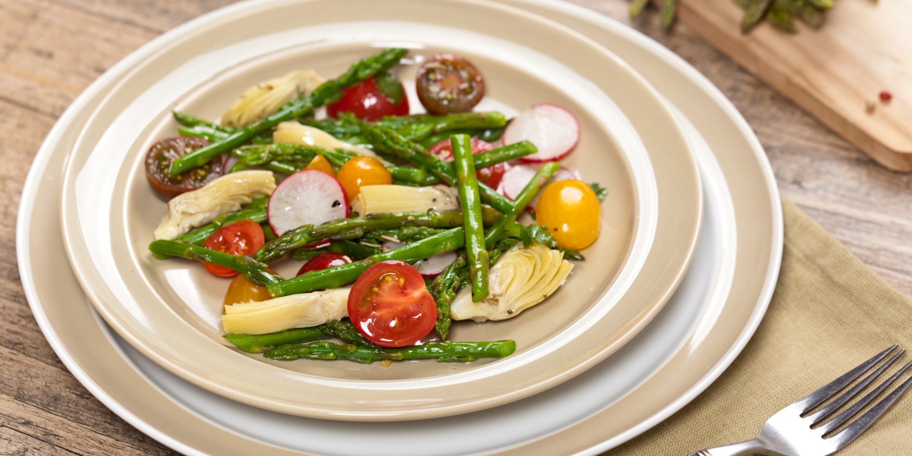 Салат із сирою спаржею, чері та редискою