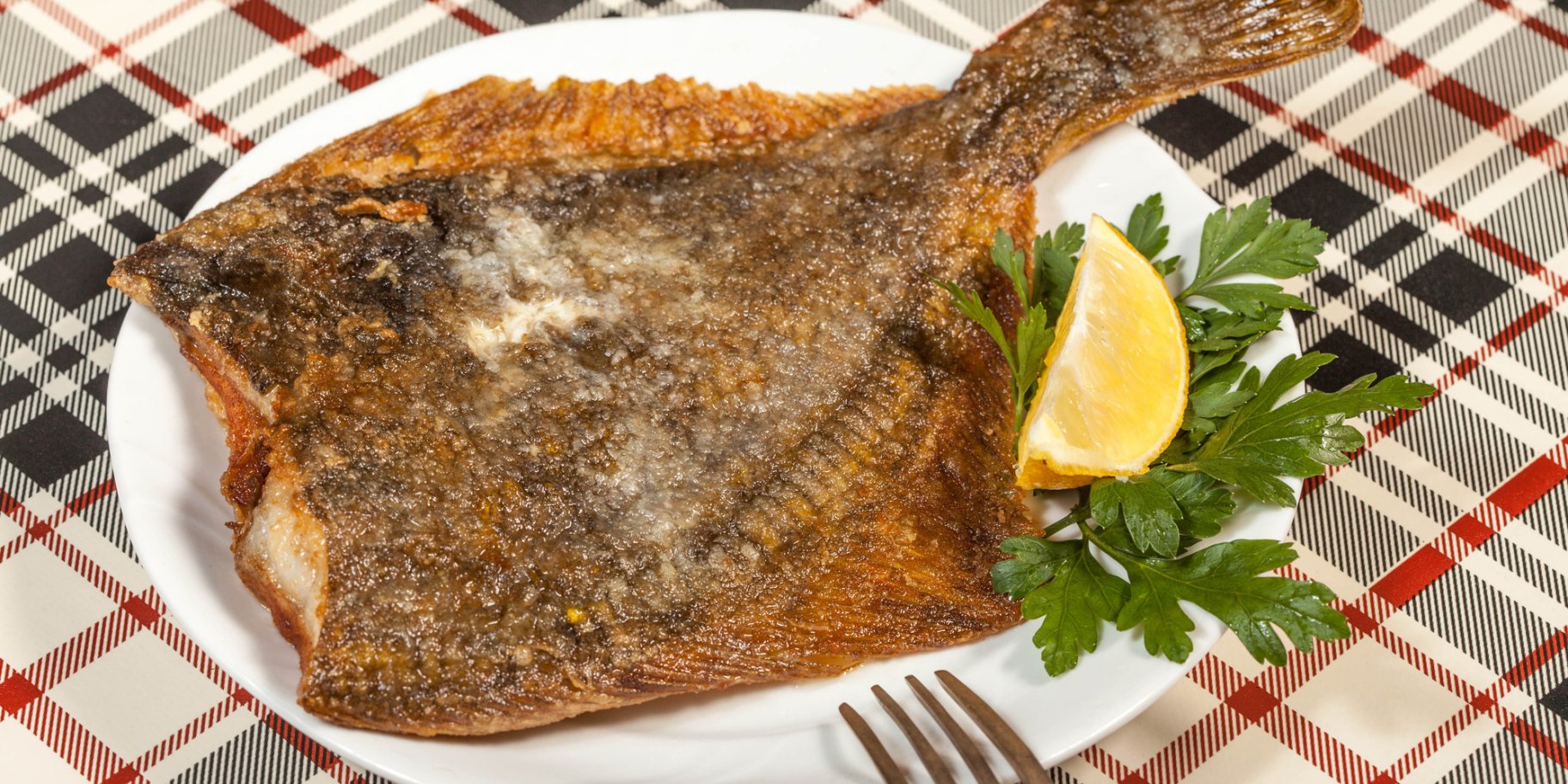 Камбала смажена цілою