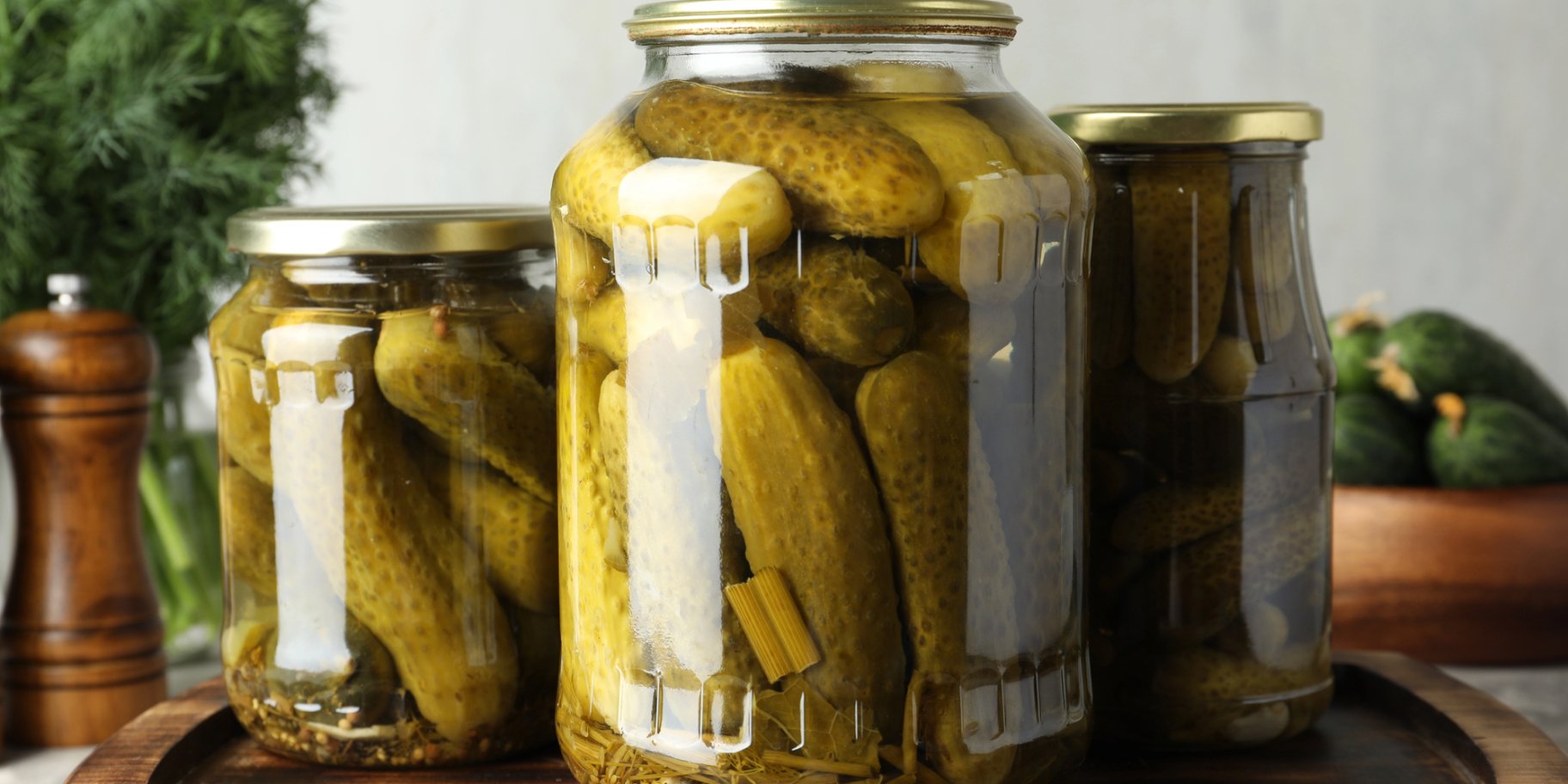 Солоні огірки під залізною кришкою