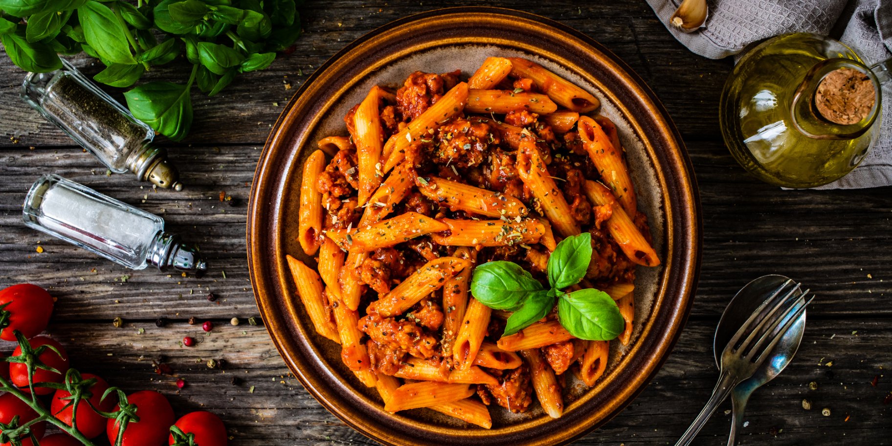 Рагу з ковбасками та макаронами