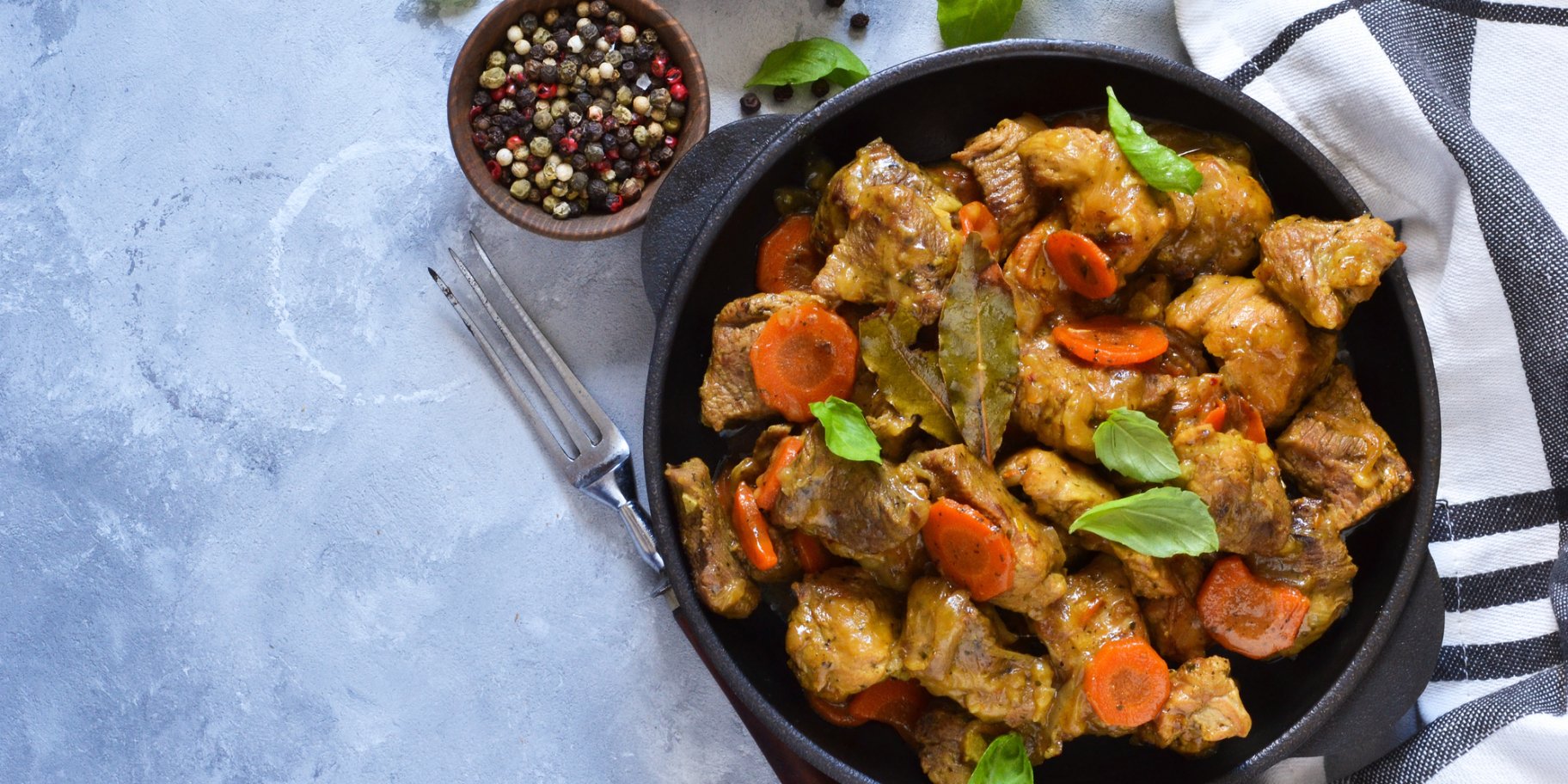 Курица с морковью и луком в сковороде