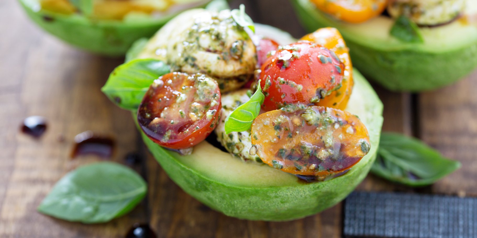 Авокадо з томатами і моцарелою