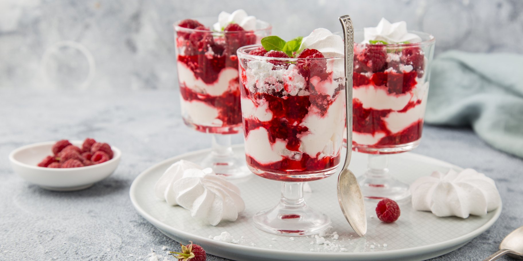 Безе з вершками і малиною у склянці