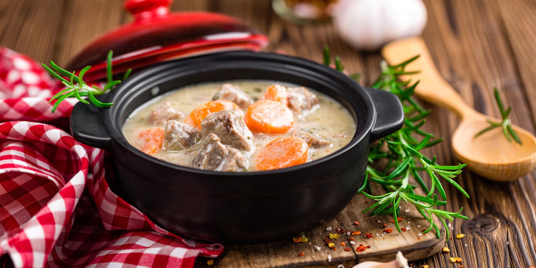 Тушеное мясо с горчицей и сметаной