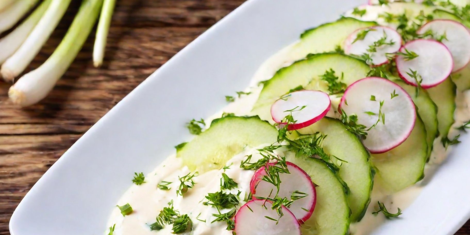 Святковий салат з огірками і редискою