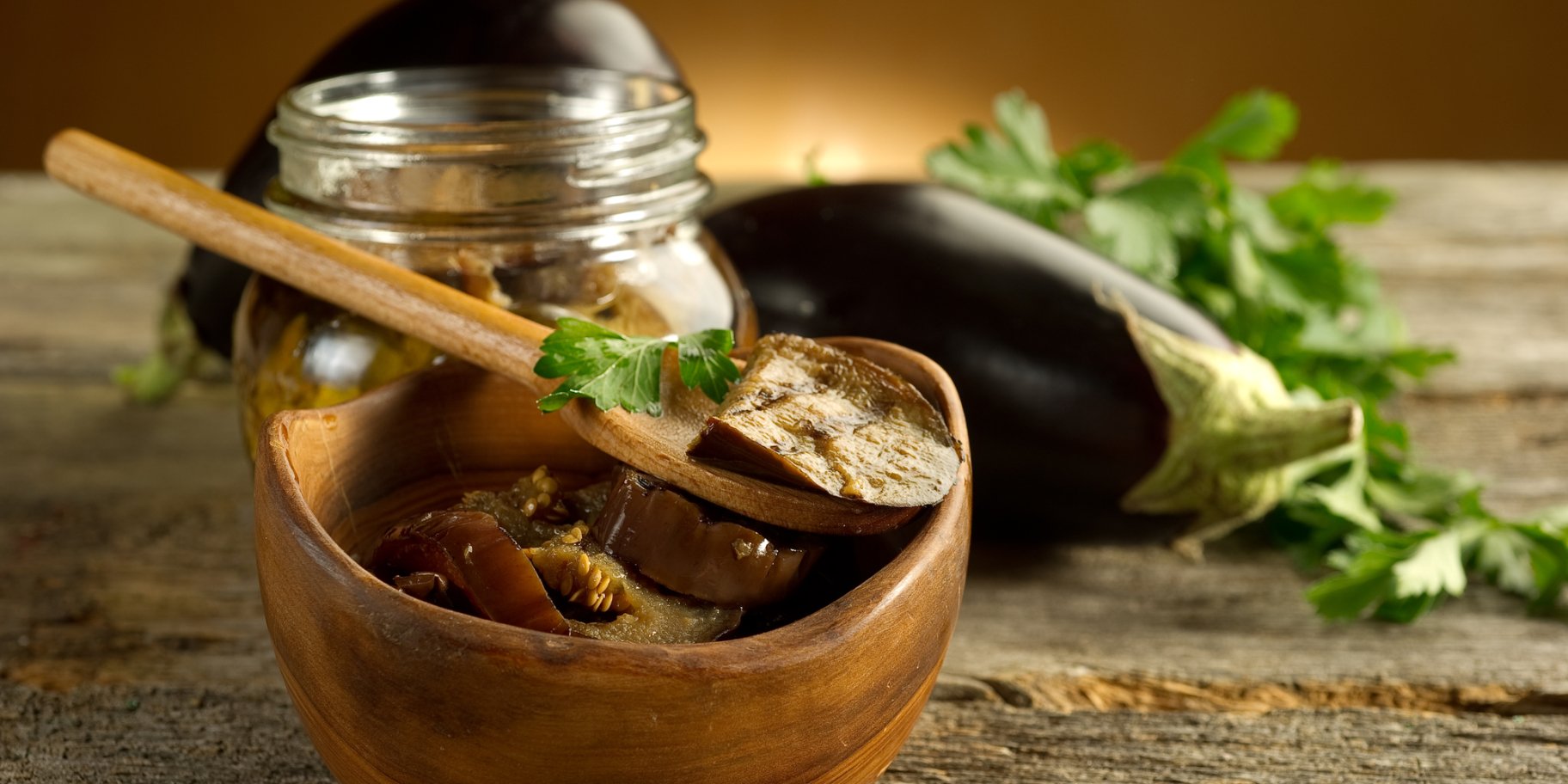 Целые консервированные баклажаны