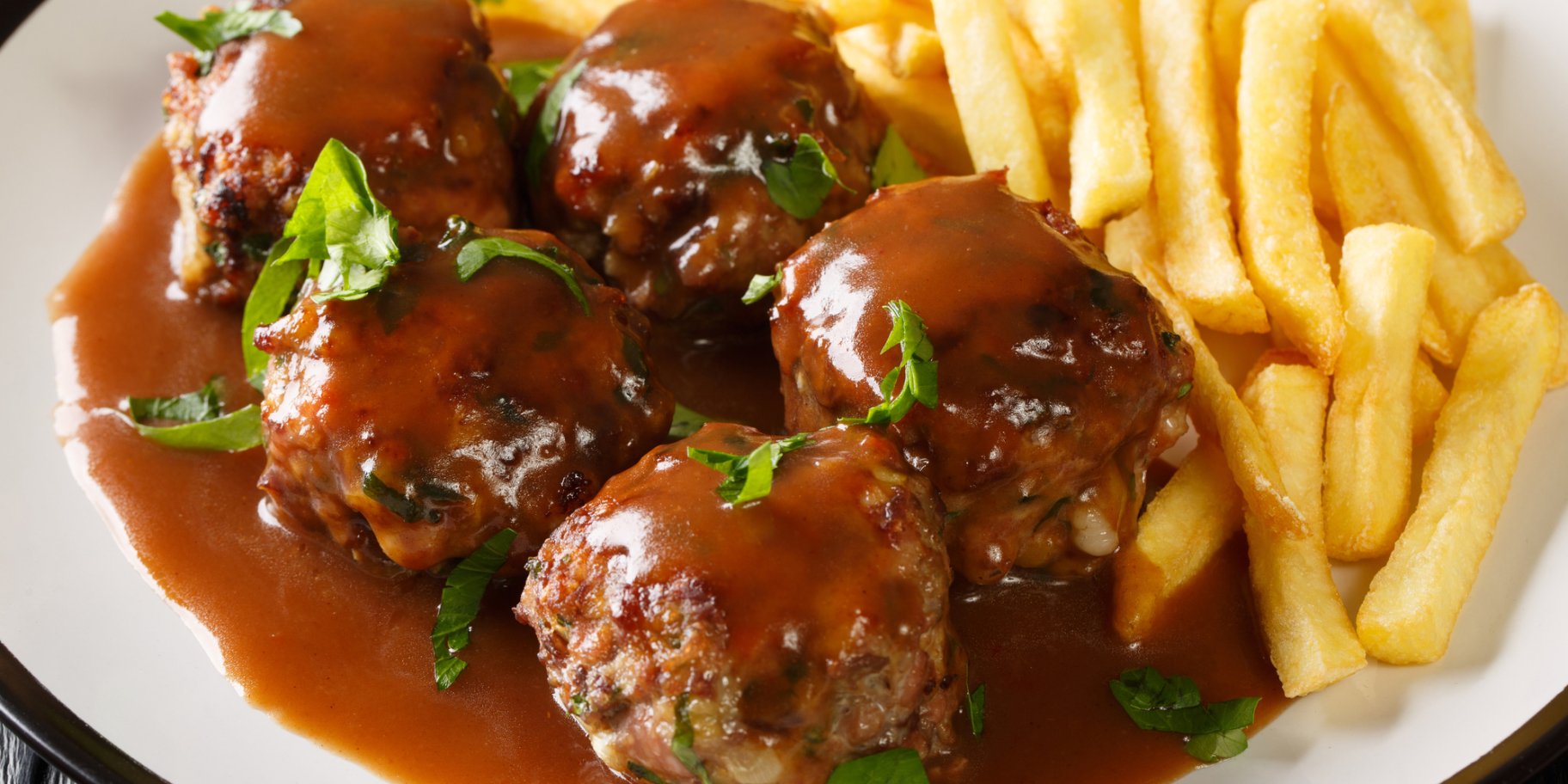 бельгійські фрикадельки з картоплею фрі