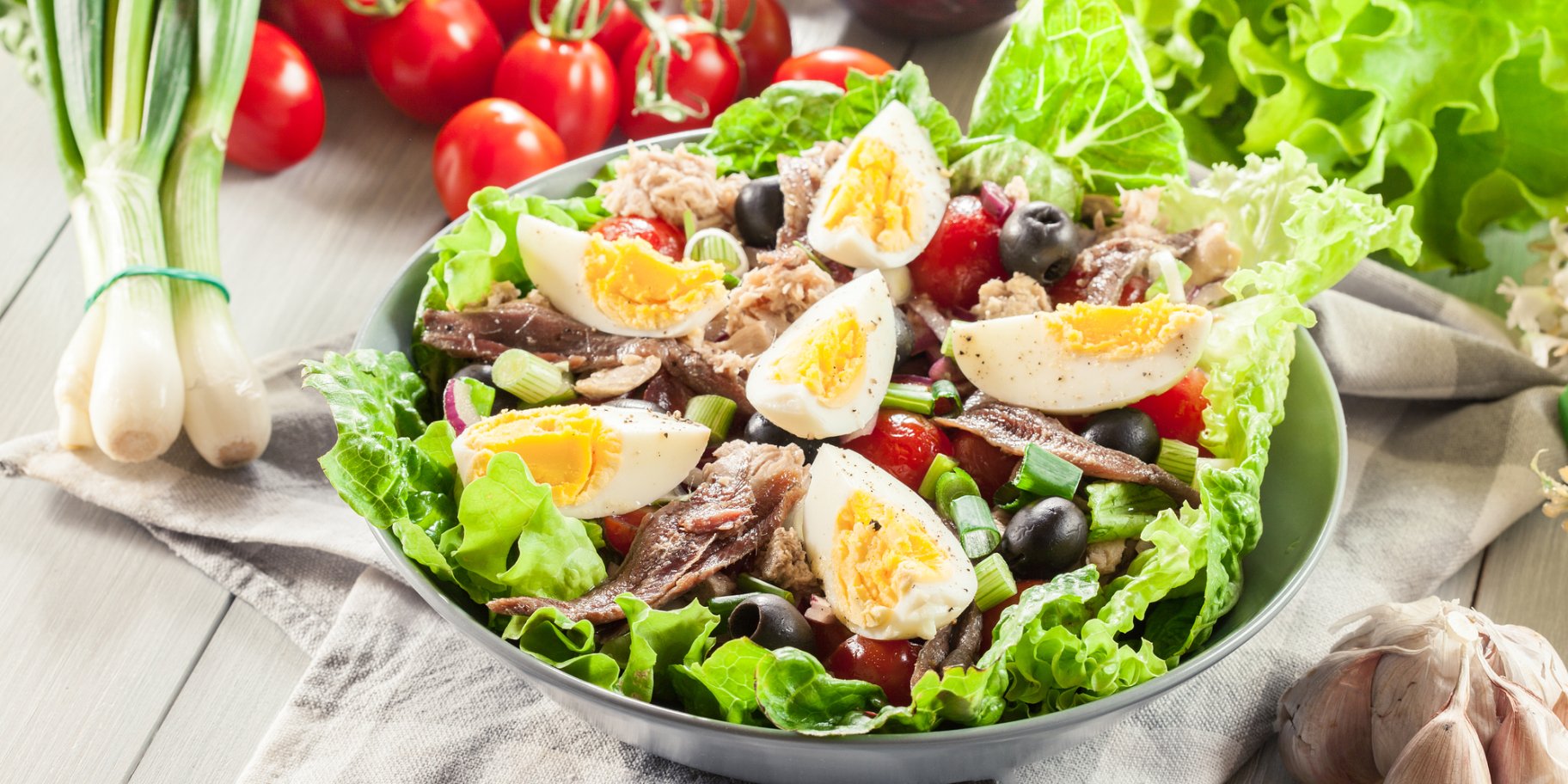 салат із тунцем та вареними яйцями