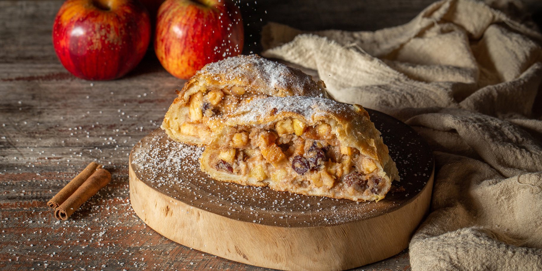 Штрудель з яблуком та родзинками