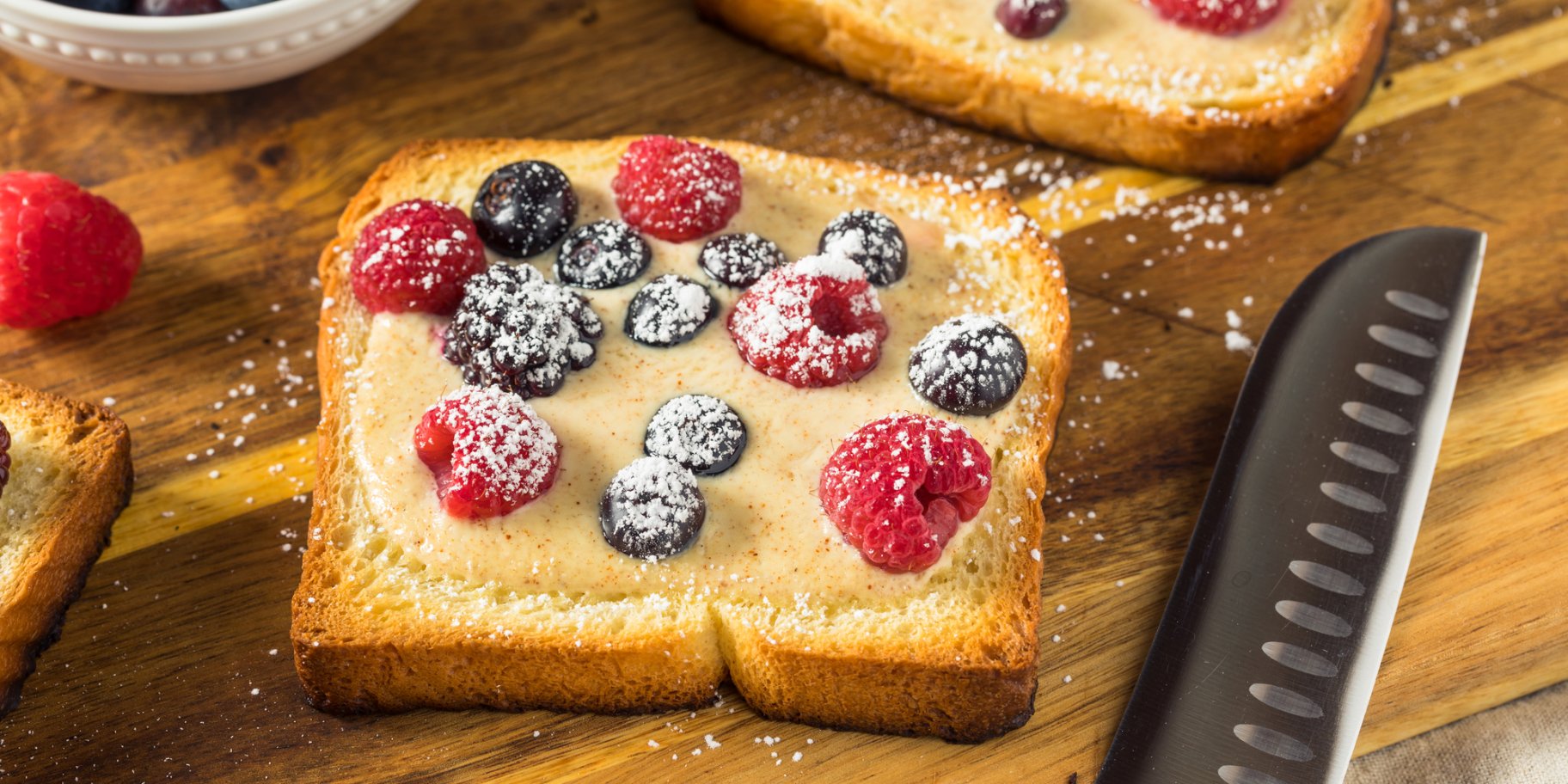 йогуртовий тост з ягодами