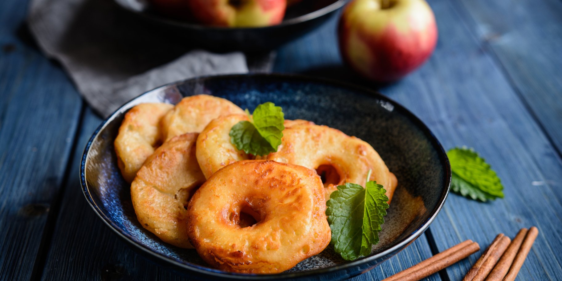 Смажені яблучні кільця в тісті