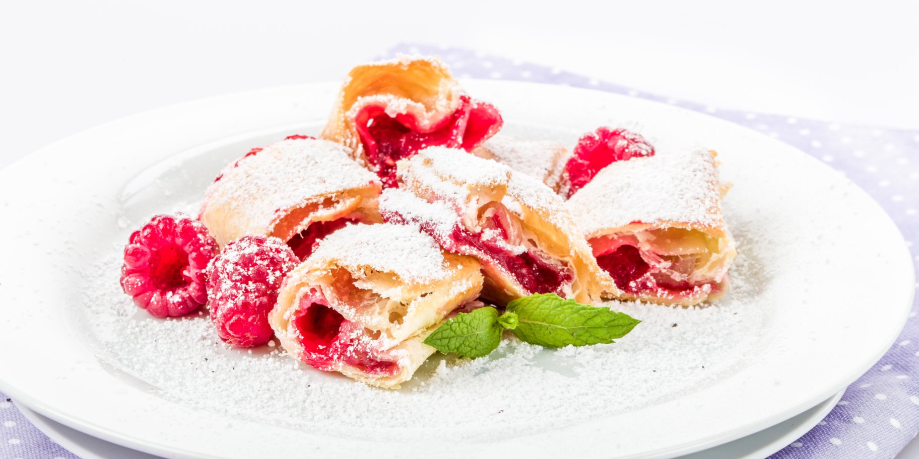 Слойки з вишнею та заварним кремом