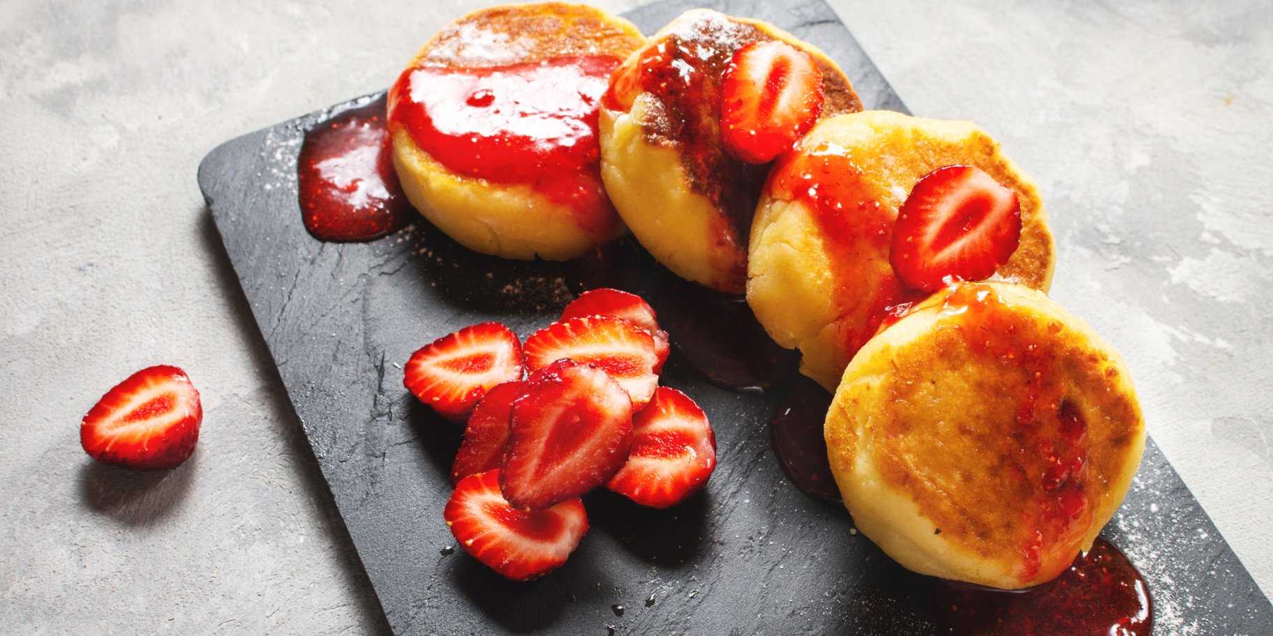 Сирники з полуничною начинкою