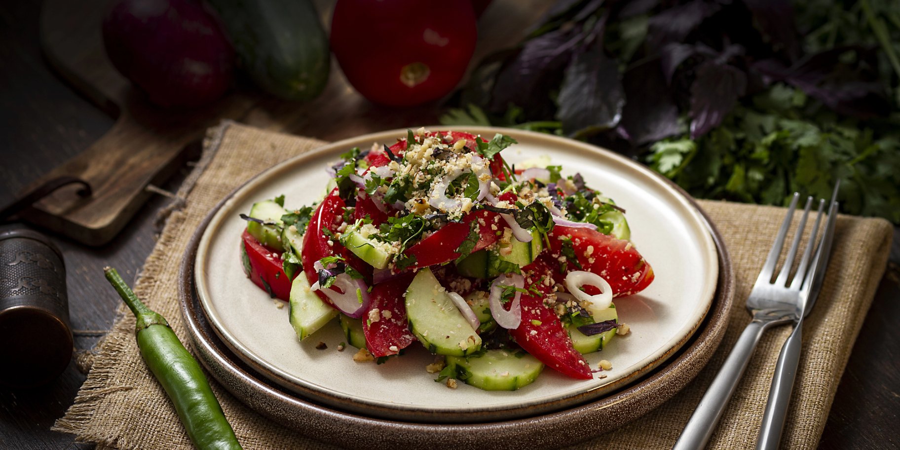 Салат з томатами, огірками і горіхами