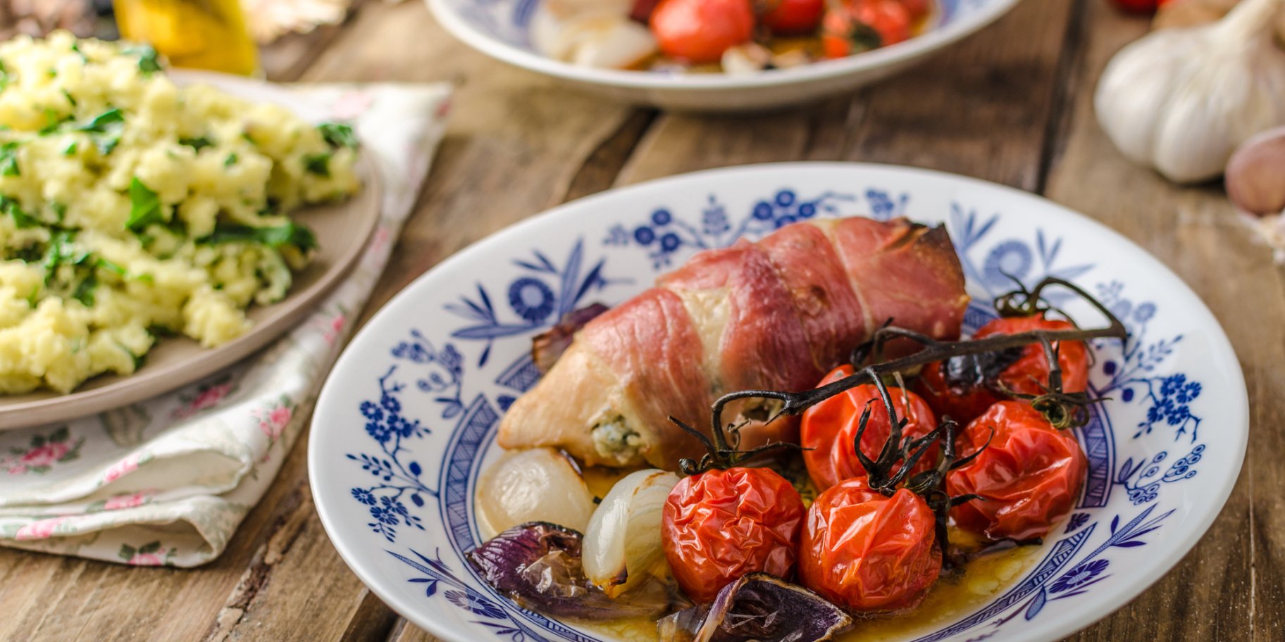 курка у беконі з томатами