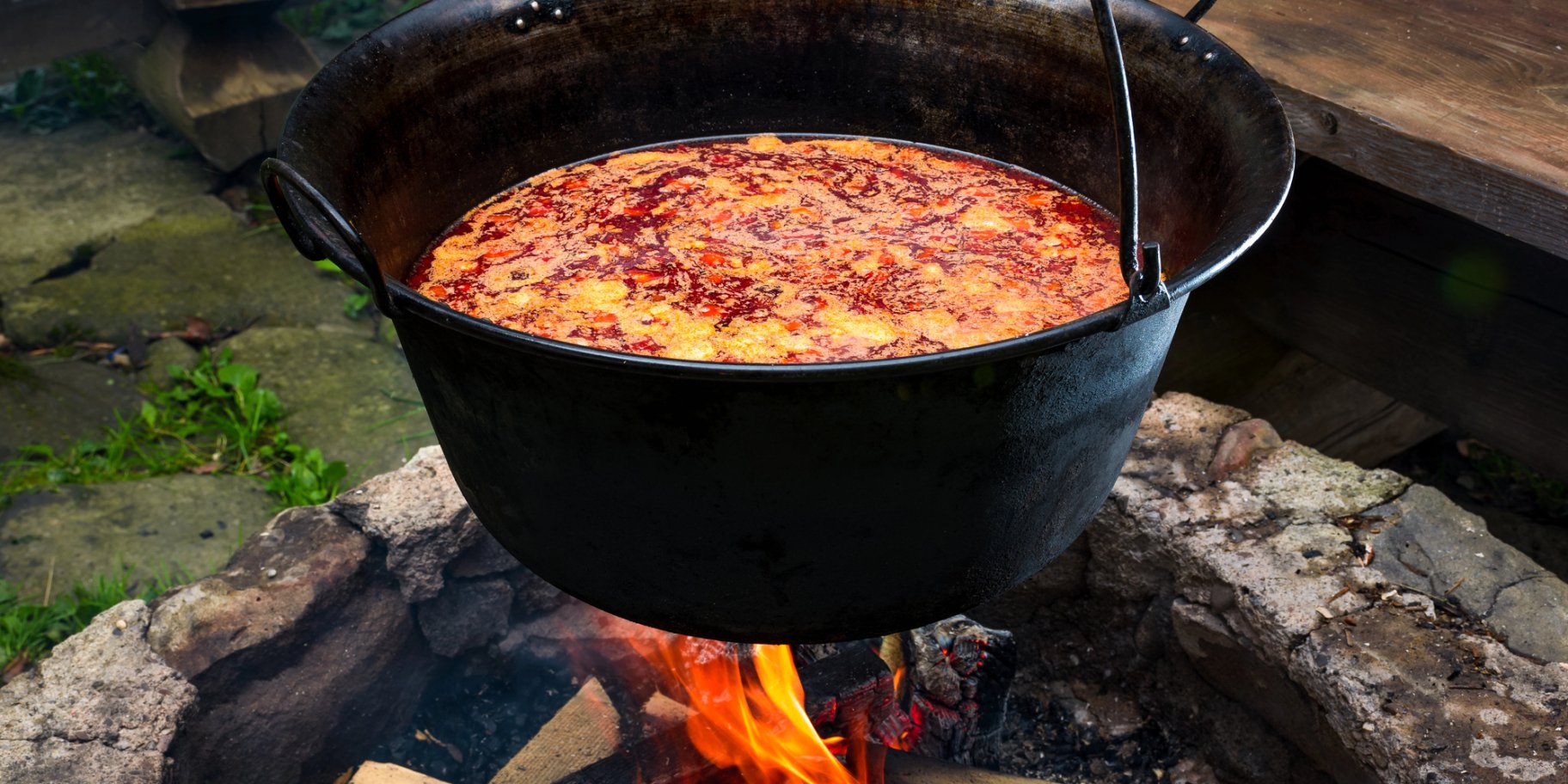 Гуляш у казані