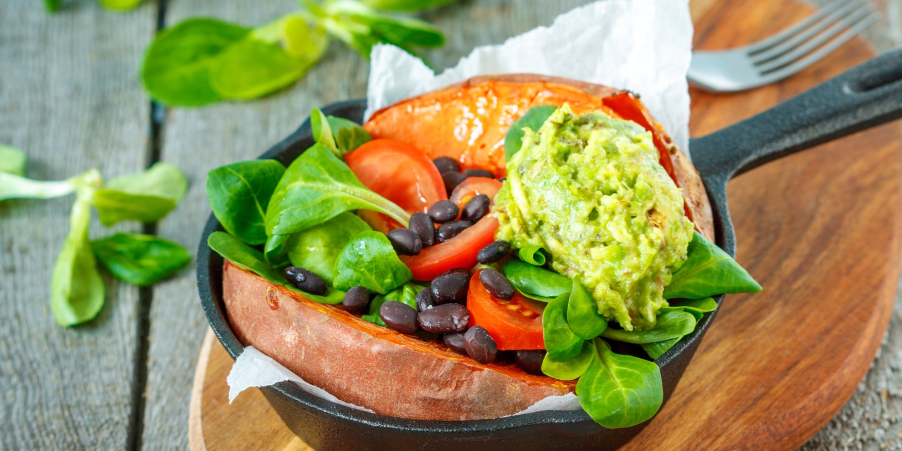 Солодка картопля з хумусом і квасолею