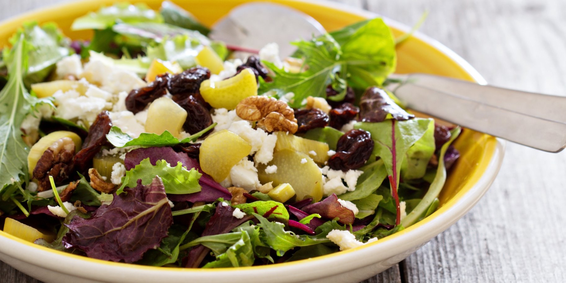 Салат из ревеня, моркови, меда, зелени.