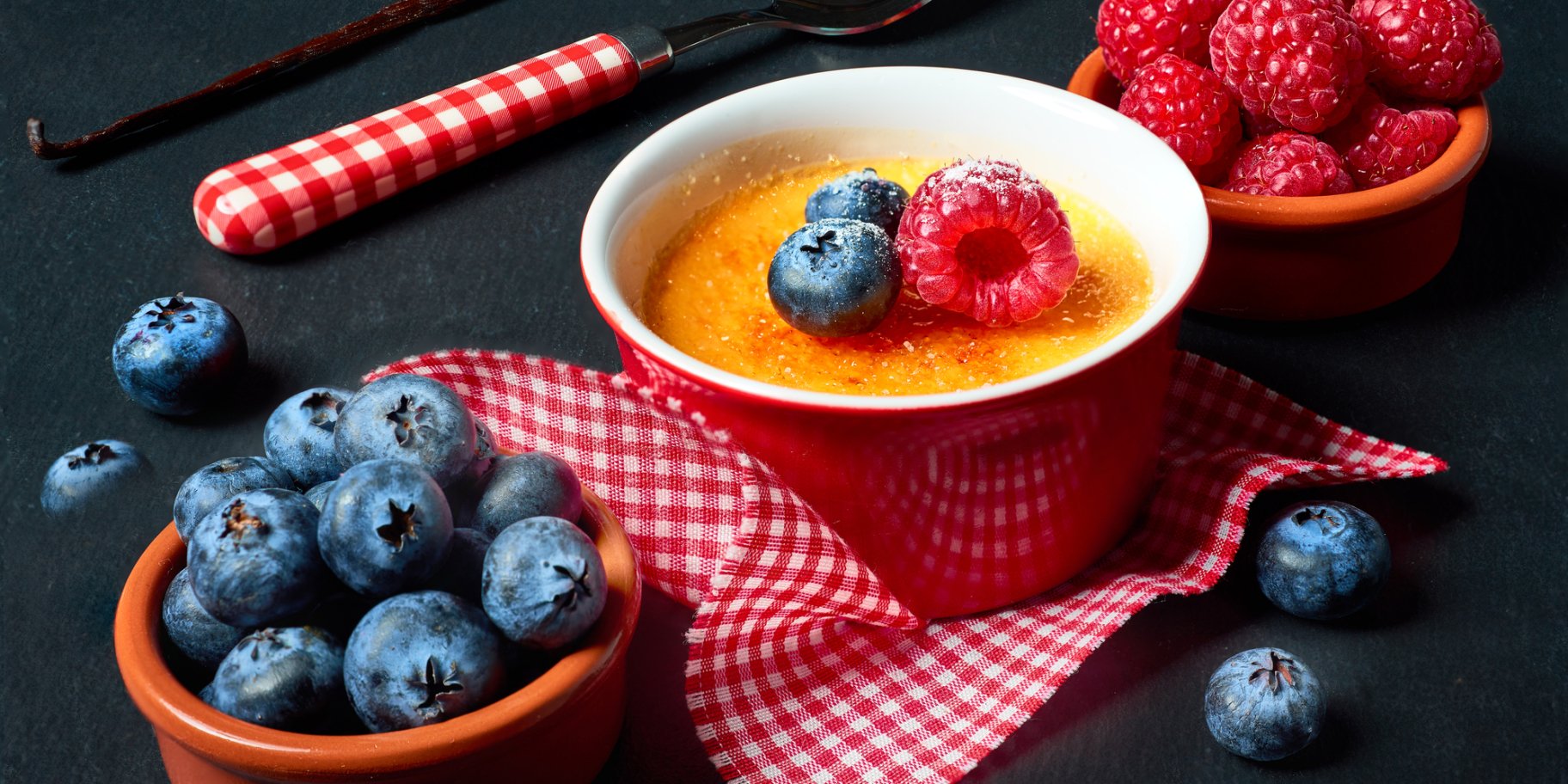 крем-брюле з малиною