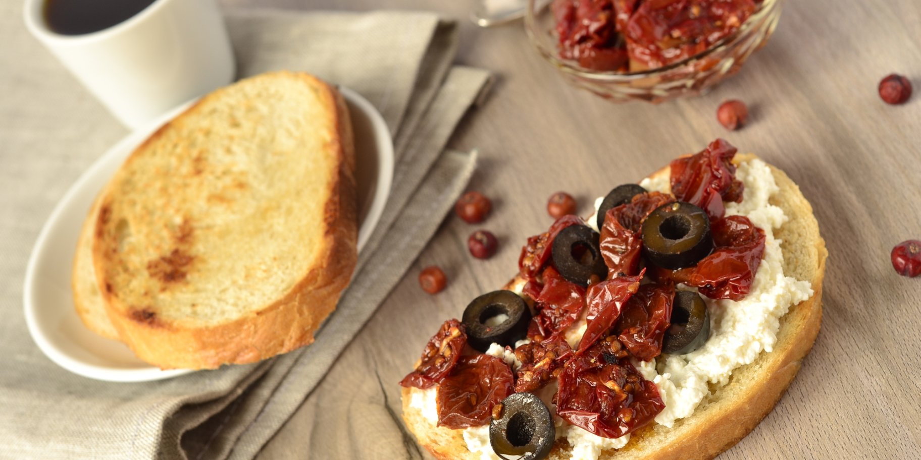 Брускетты с вялеными томатами