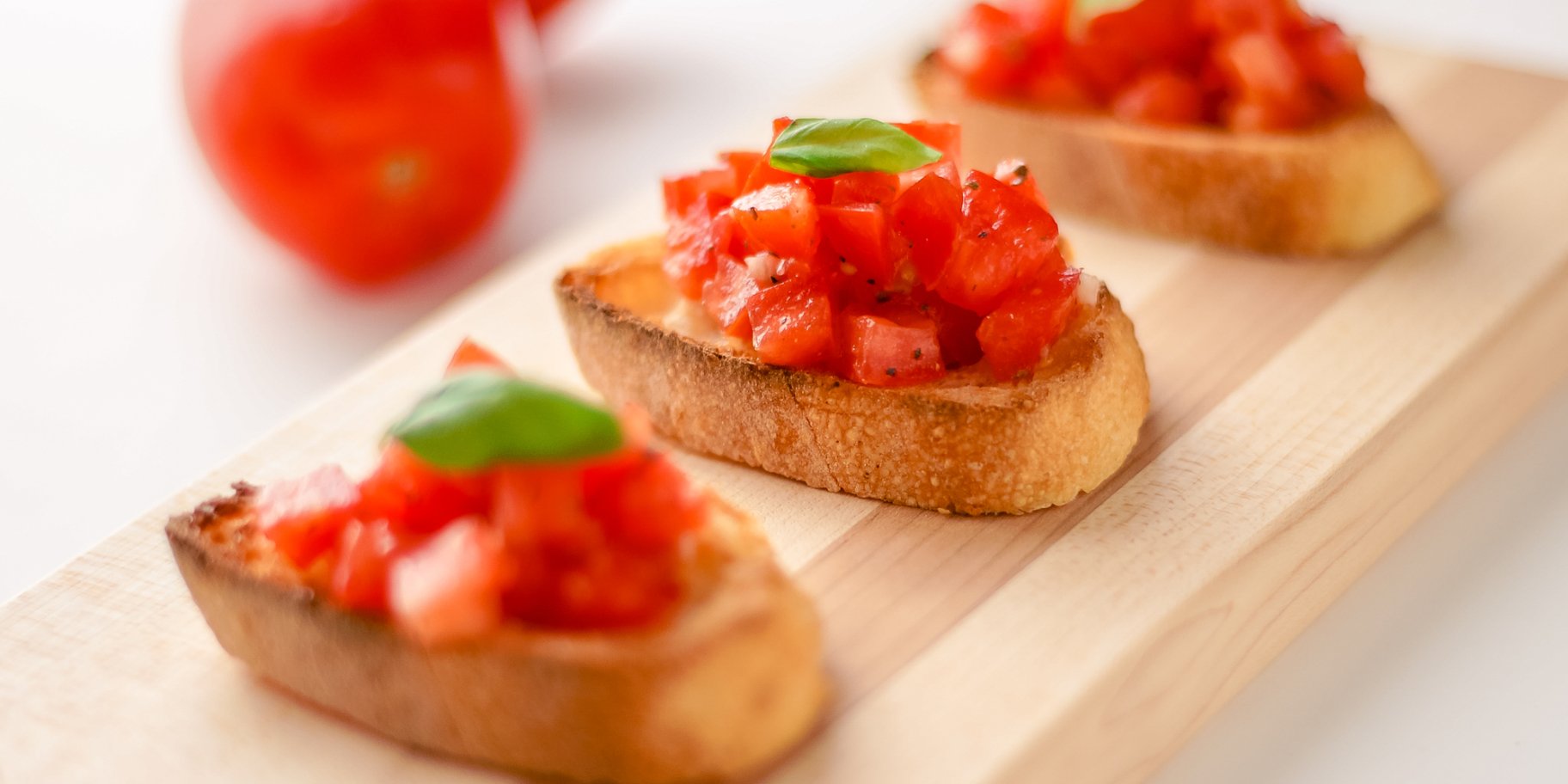 Как приготовить гренки с томатами и чесноком?