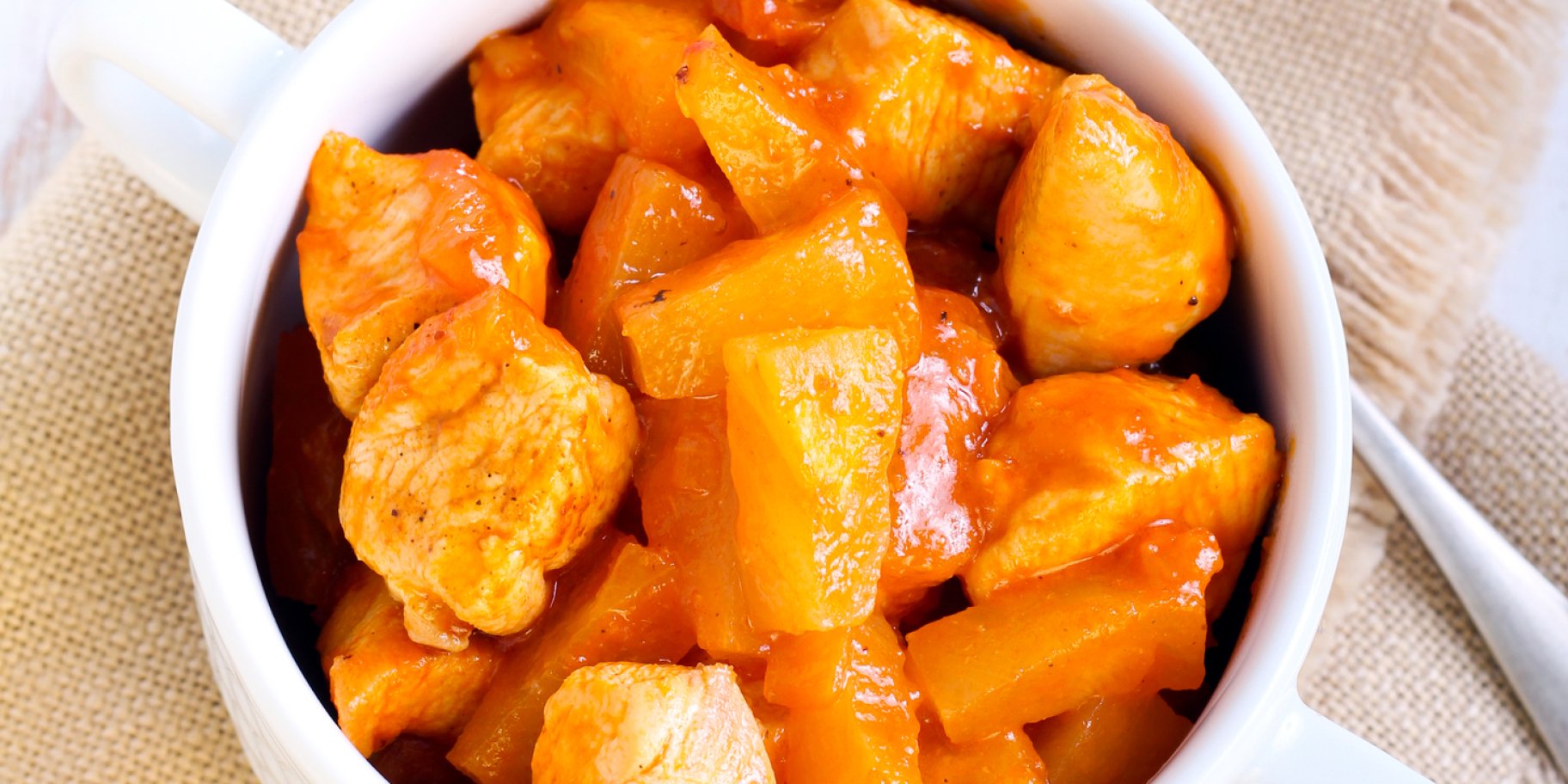 Курка з ананасом у кисло-солодкому соусі