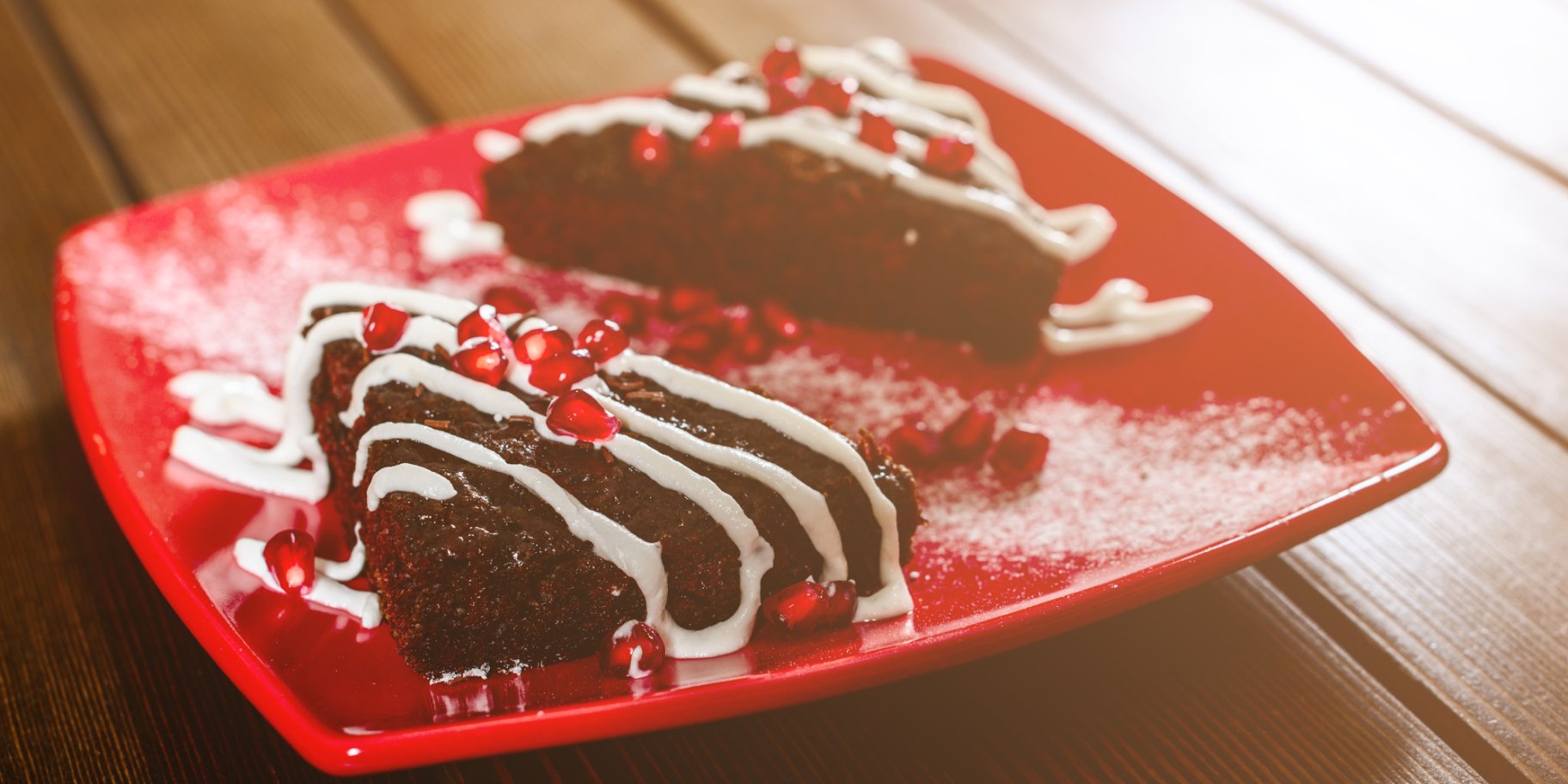 Шоколадний торт з гранатом