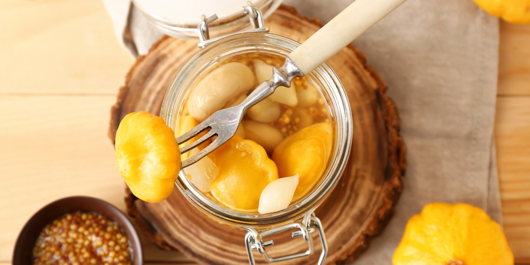 Консервовані жовті патисони з грибами