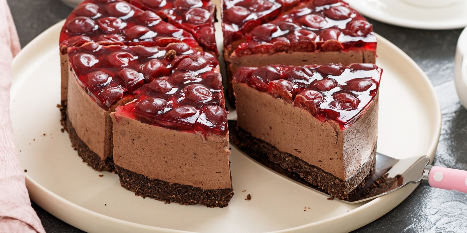 Шоколадний торт з ягідним желе