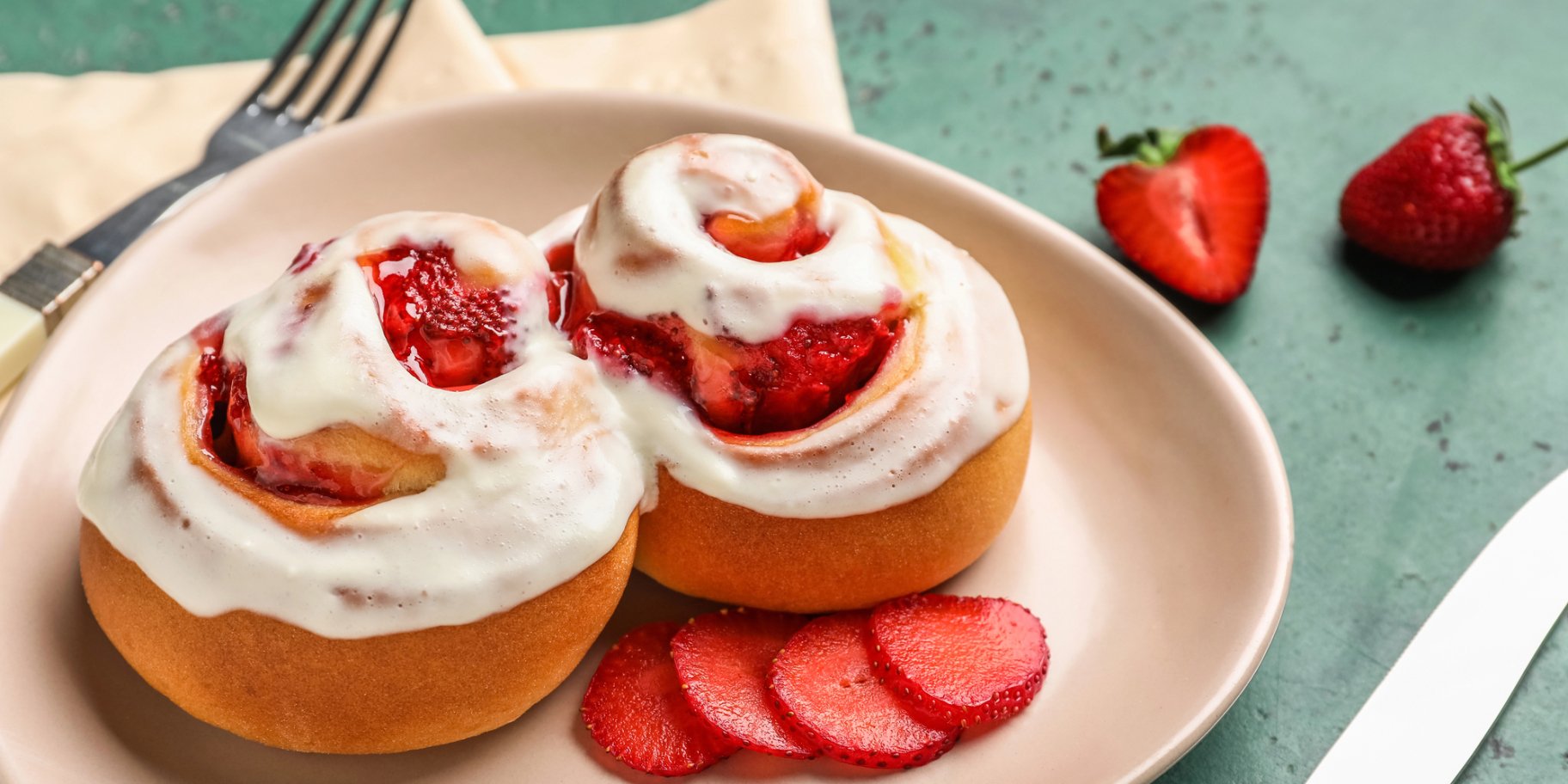 Синабони з полуницею та крем-сиром