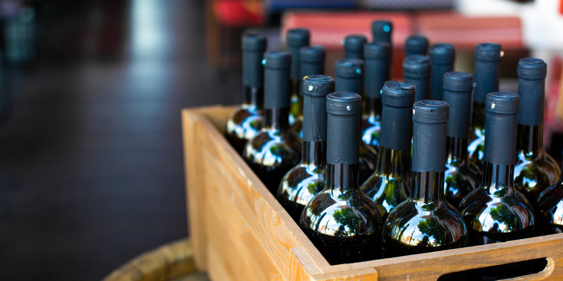 Вино біля ящика