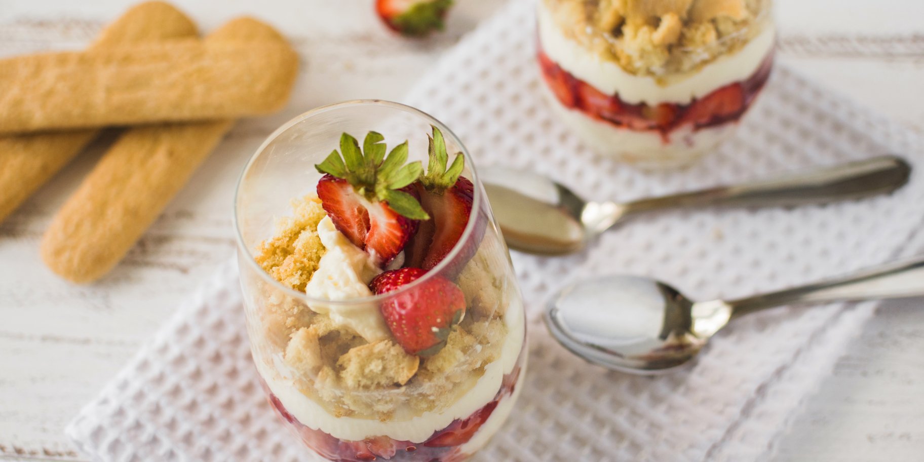 Полуничне тирамісу