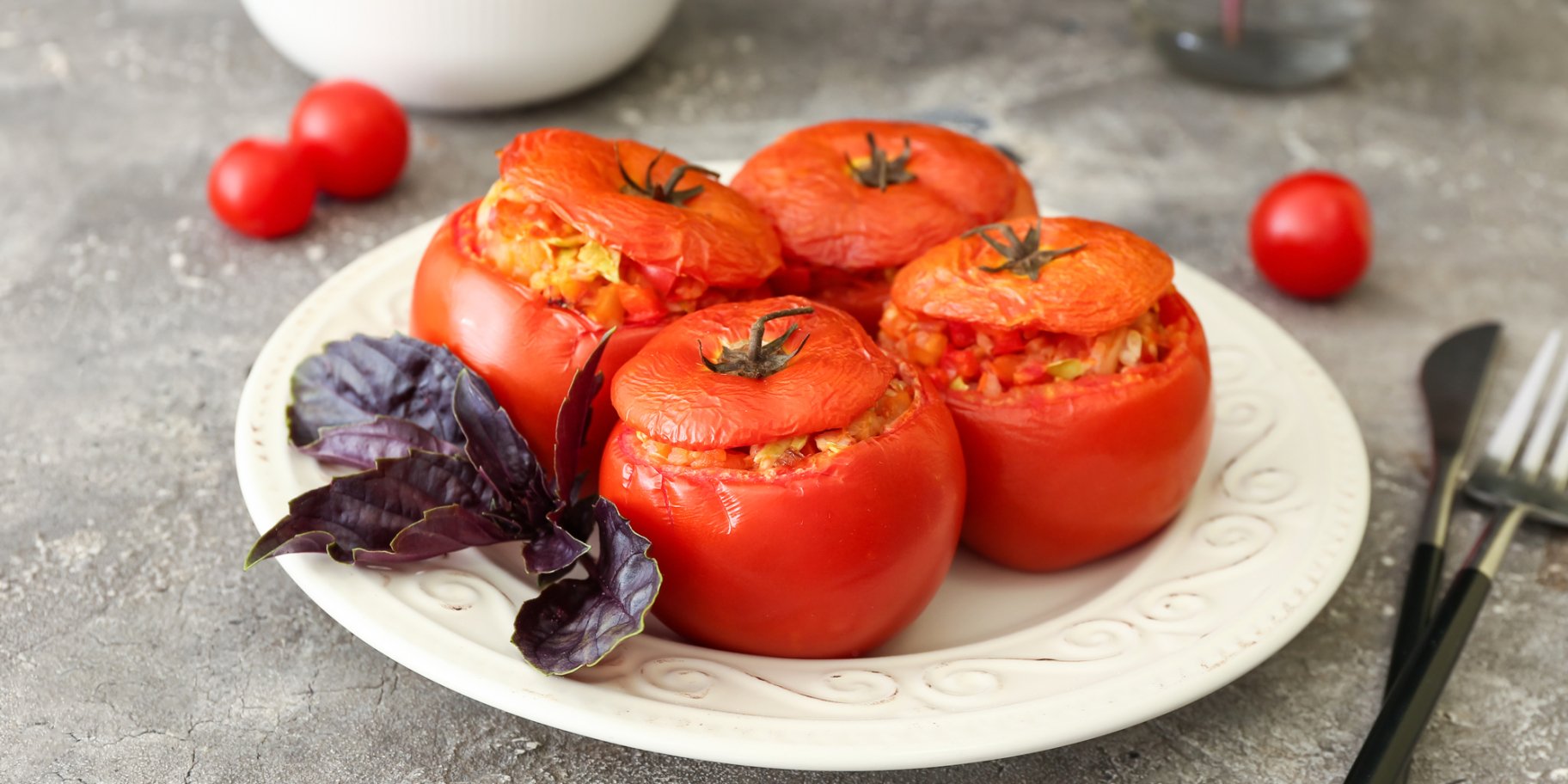 Фаршировані помідори у духовці