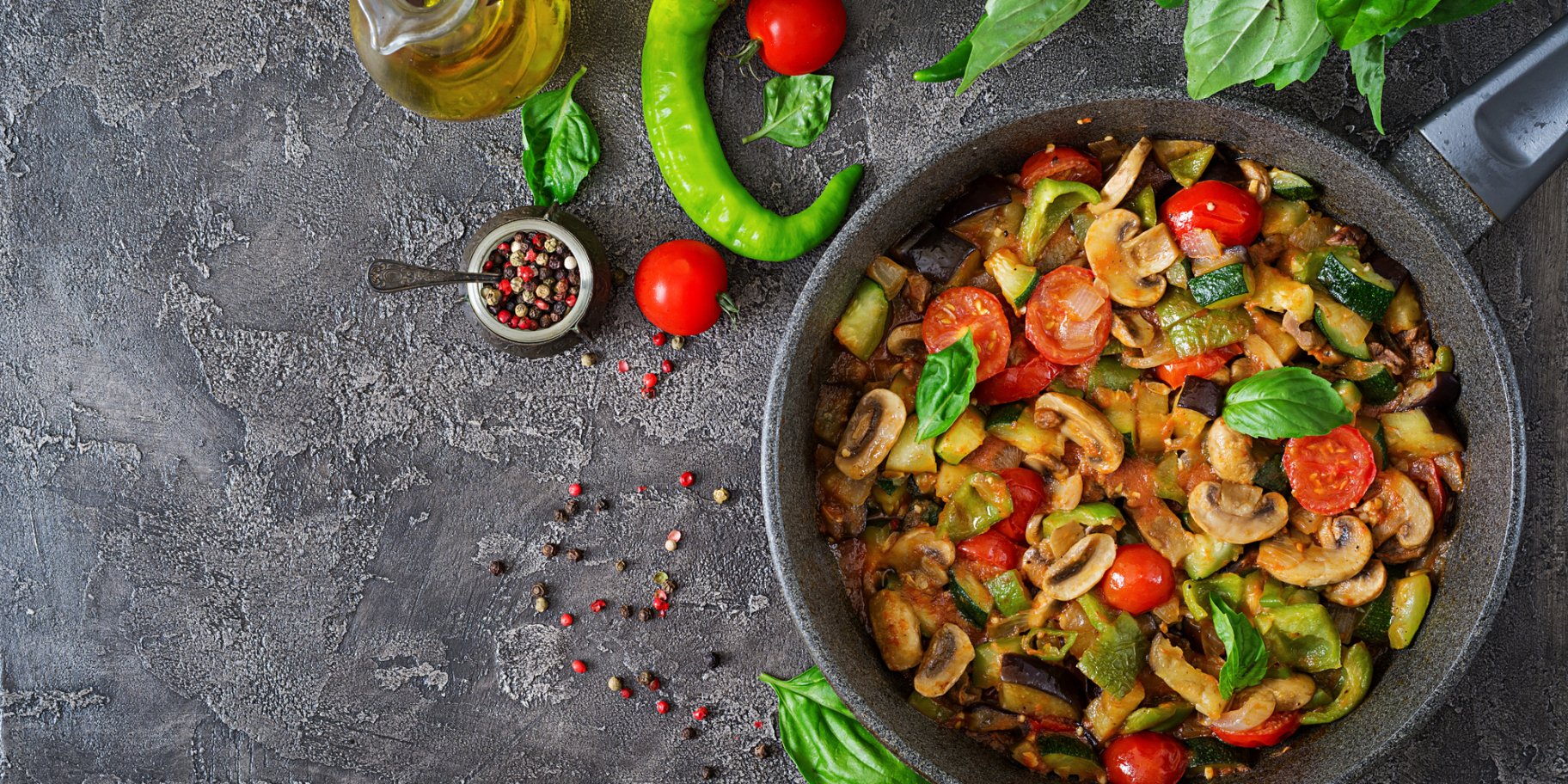 Гриби з помідорами і цукіні на пательні