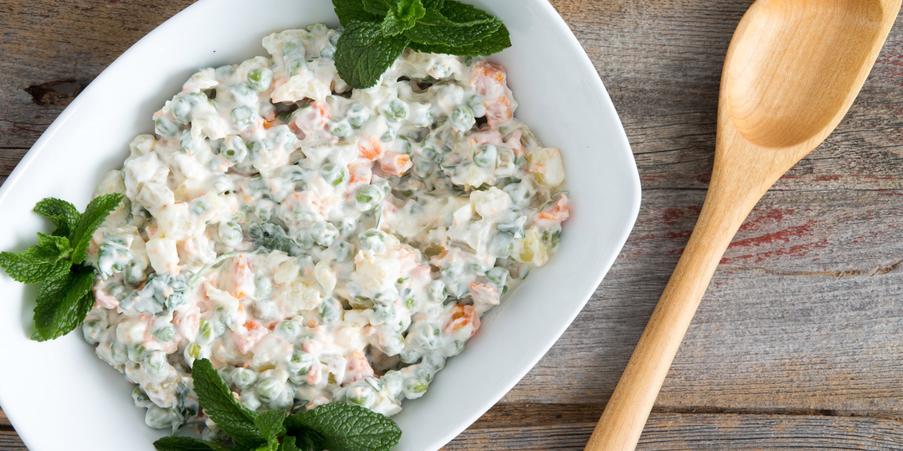 Олів’є з ковбасою та яблуком