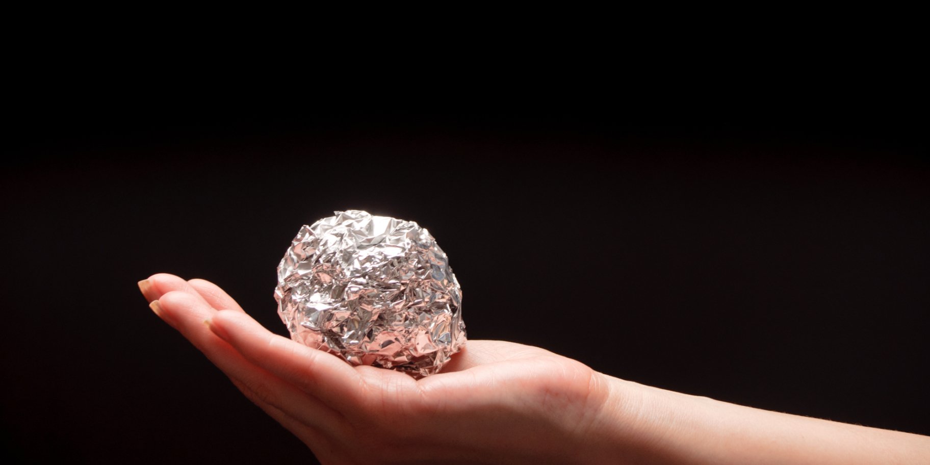 Шарик из фольги на ладони