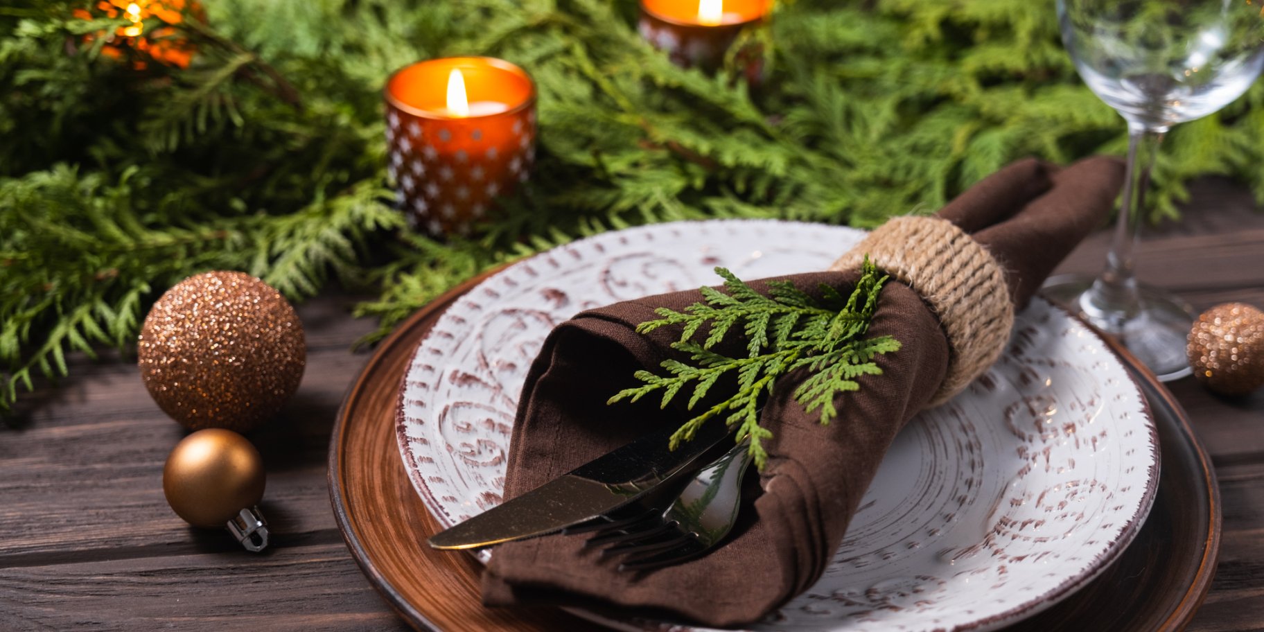 ялинкові гілочки, свічки, столовий посуд