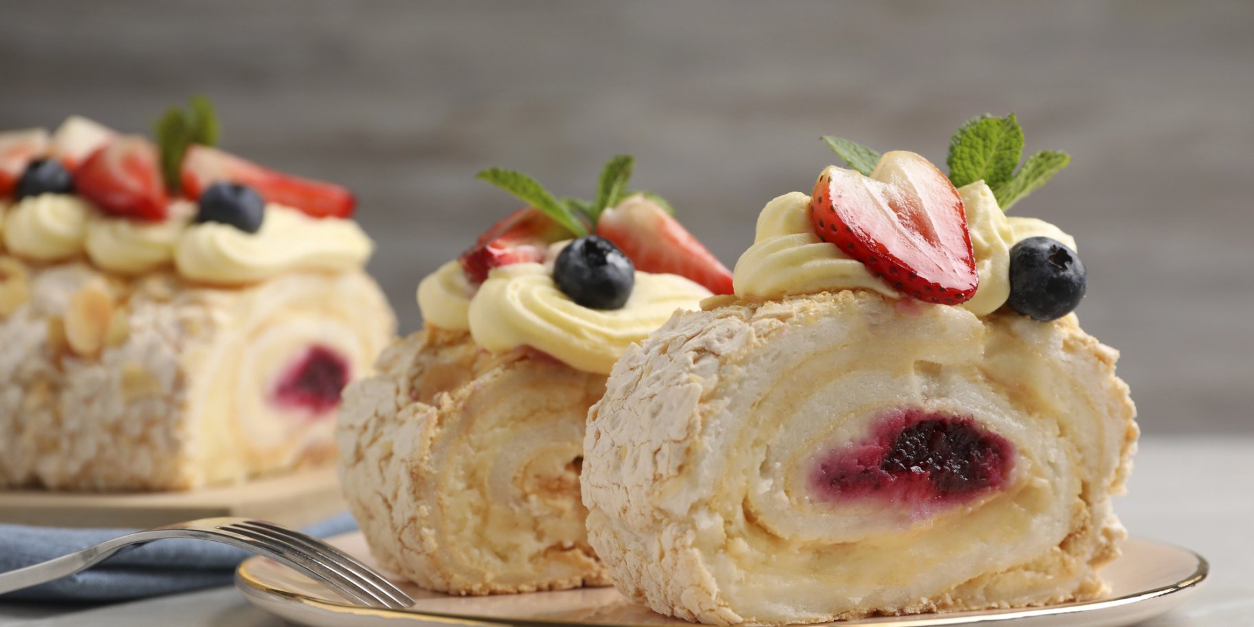 Меренговий рулет з полуницею та лохиною