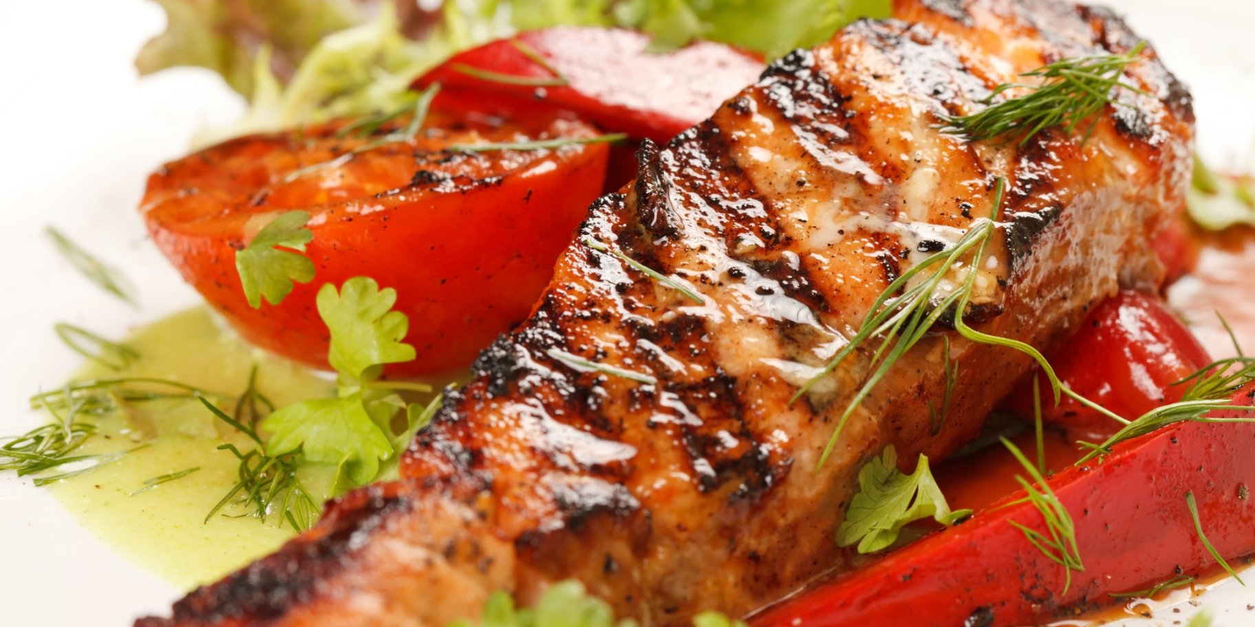 Лосось з молодим часником і томатним соусом